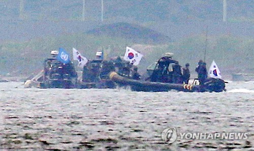 불법조업하는 중국어선을 단속하기 위해 준비하고 있는 우리 군과 해경, 유엔군사령부로 구성된 '민정경찰(Military Police)'들의 모습