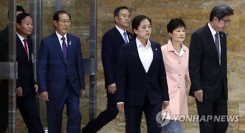 국회 본회의장 향하는 박근혜 대통령