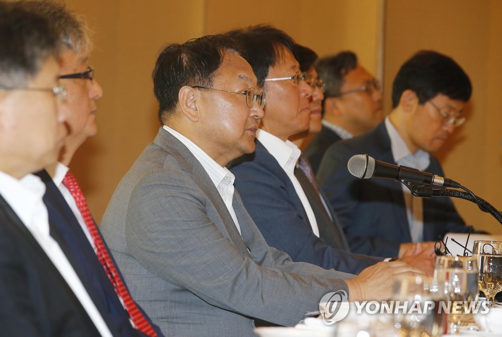모두발언 하는 유일호 부총리