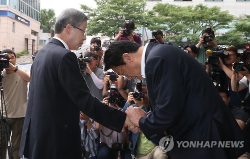 정진석 '사과', 김희옥 '수용'