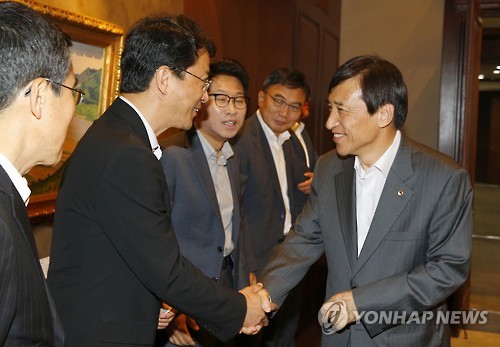 참석자들과 인사하는 이주열 총재