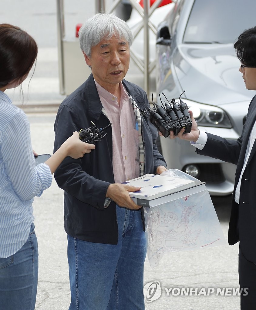 질문에 답하는 이우환 화백