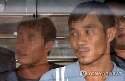 차에 오른 압송 피의자들