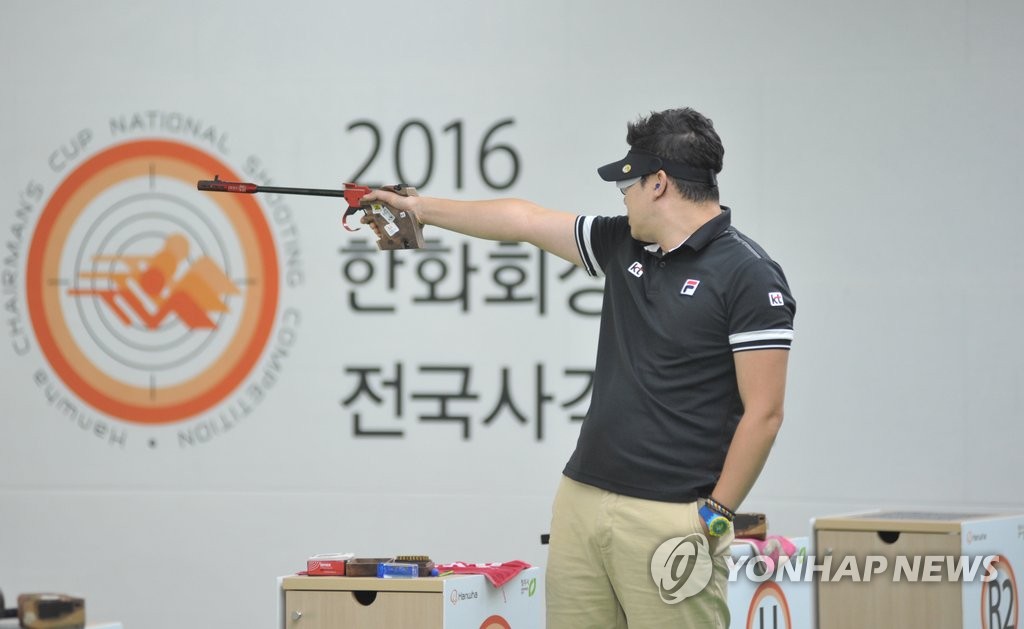 2016 한화회장배 전국사격대회에서 10m 공기권총과 50m 권총 개인·단체전 모두에서 금메달을 목에 걸어 4관왕에 오른 진종오(37·KT)