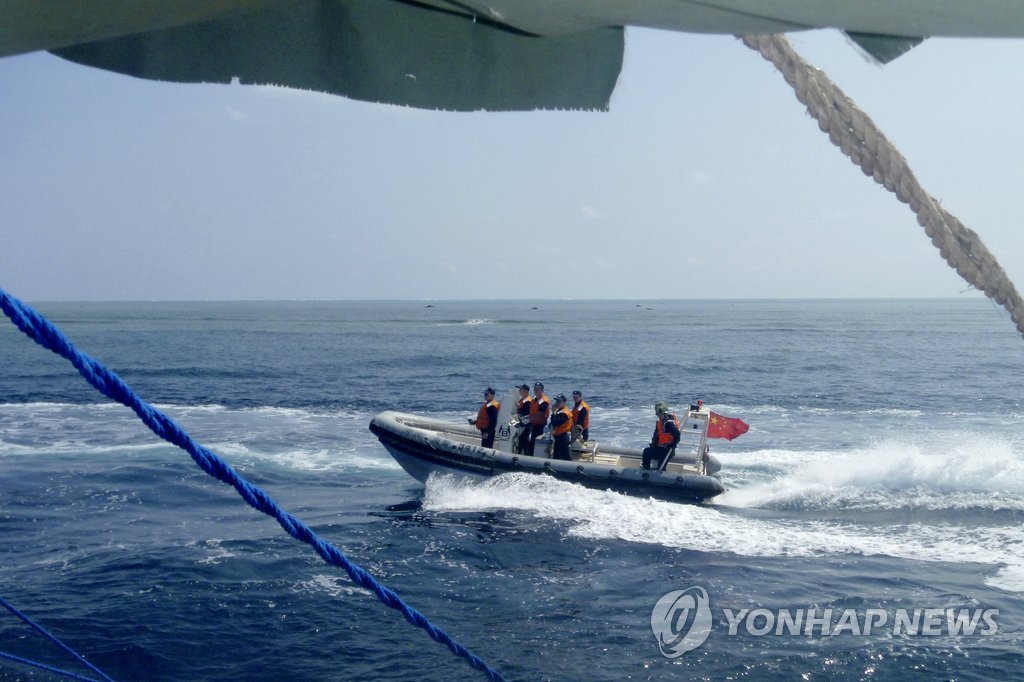 남중국해 순찰하는 중국 해안경비대 보트