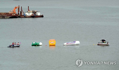 한강 퍼포먼스 벌이는 그린피스