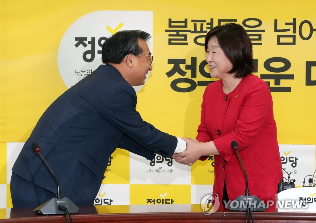 악수하는 이정현-심상정