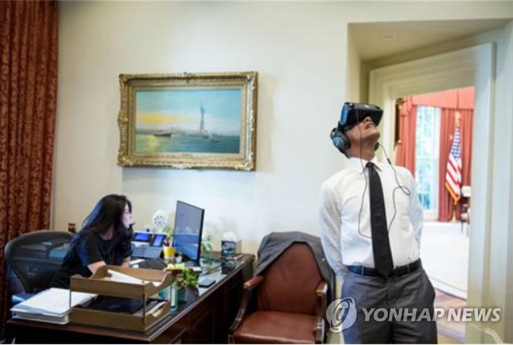 신형 기어VR을 착용한 버락 오바마 전 미국 대통령