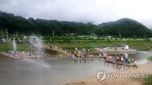 징검다리 건너는 관광객들