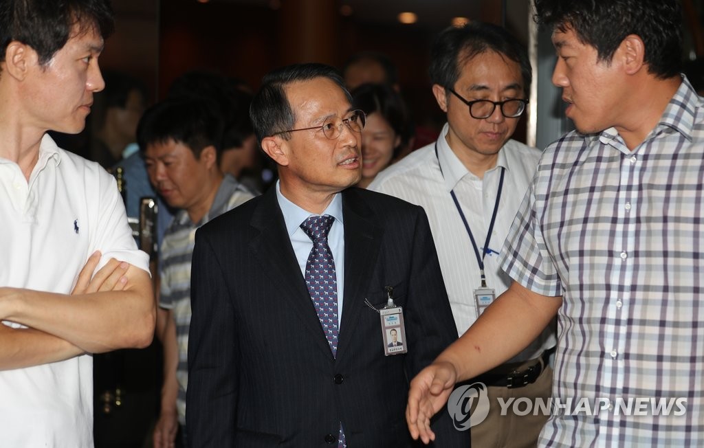답변하는 외교안보수석