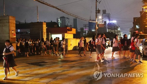 지진 피해 하교하는 학생들