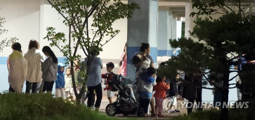 <규모 5.8 지진> 담요 두르고, 아이들은 놀라 엄마 뒤에 숨고