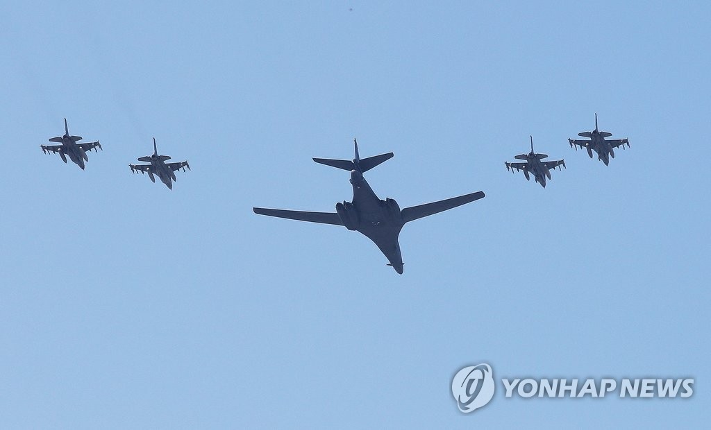 오산기지 상공 도착한 미 전략폭격기