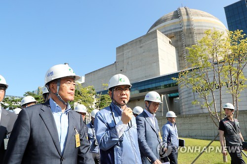 지난해 고리원전을 찾은 문재인 대통령
