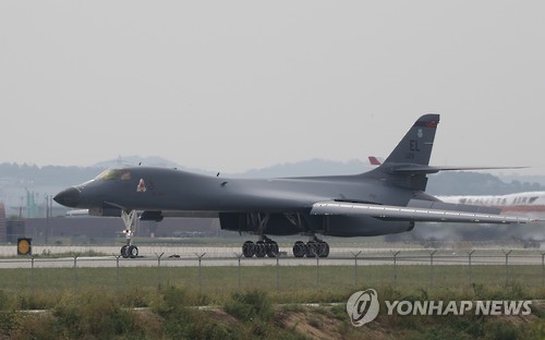오산 착륙하는 B-1B