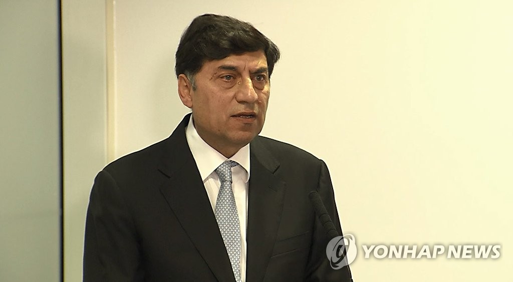 사과하는 옥시 영국 본사 CEO