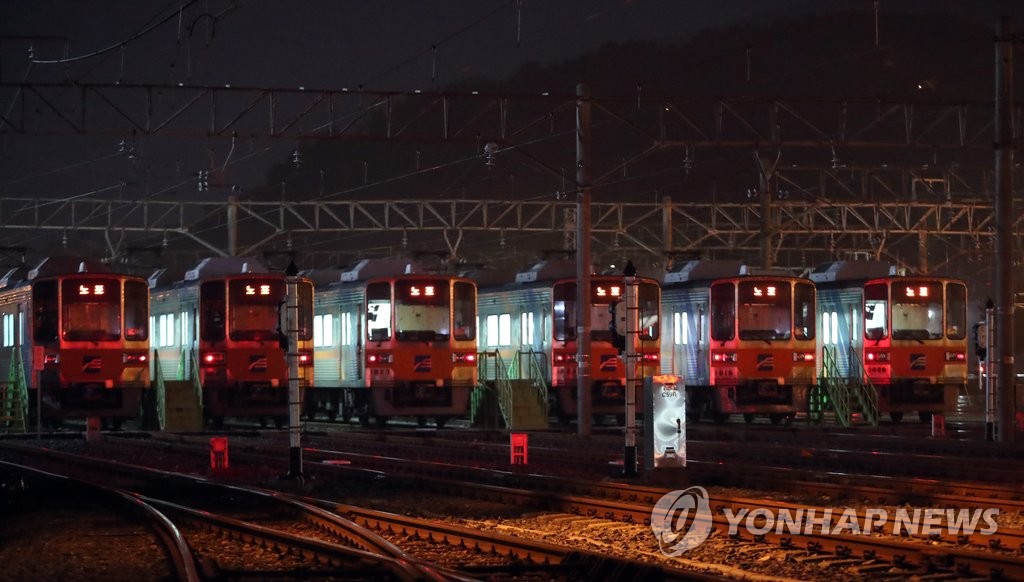 부산도시철도 7년 만의 파업…대기중인 열차