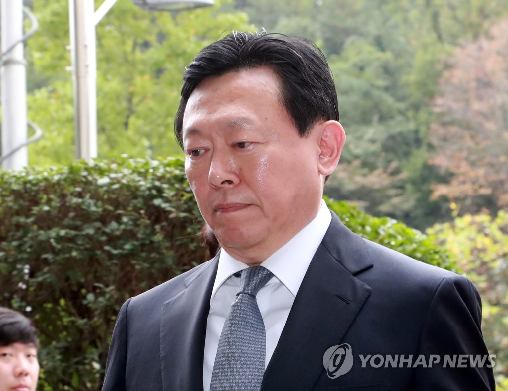법원 들어서는 신동빈 회장
