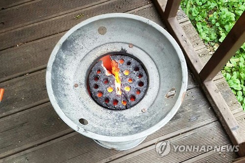 타고 있는 연탄불