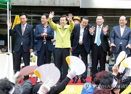 손흔드는 김성환 광주 동구청장