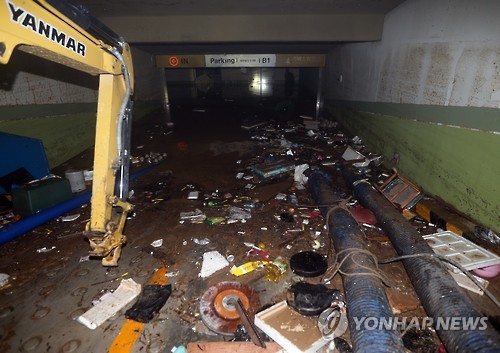 <태풍 차바> 완전히 잠긴 지하주차장