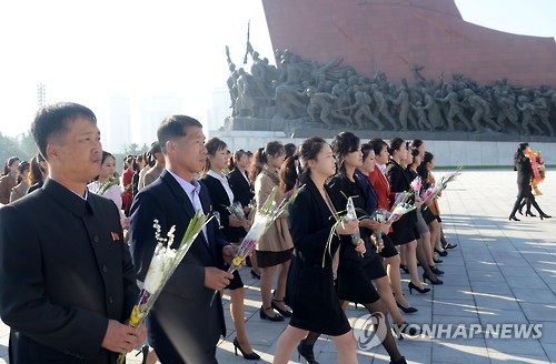 북한 당창건일 김일성ㆍ김정일 동상 앞 헌화