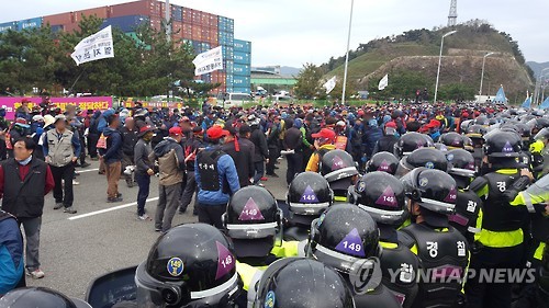 부산 신항서 화물연대-경찰 대치