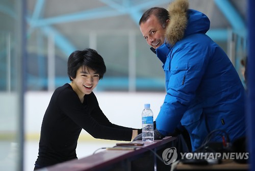지슬란 코치와 대화하는 차준환