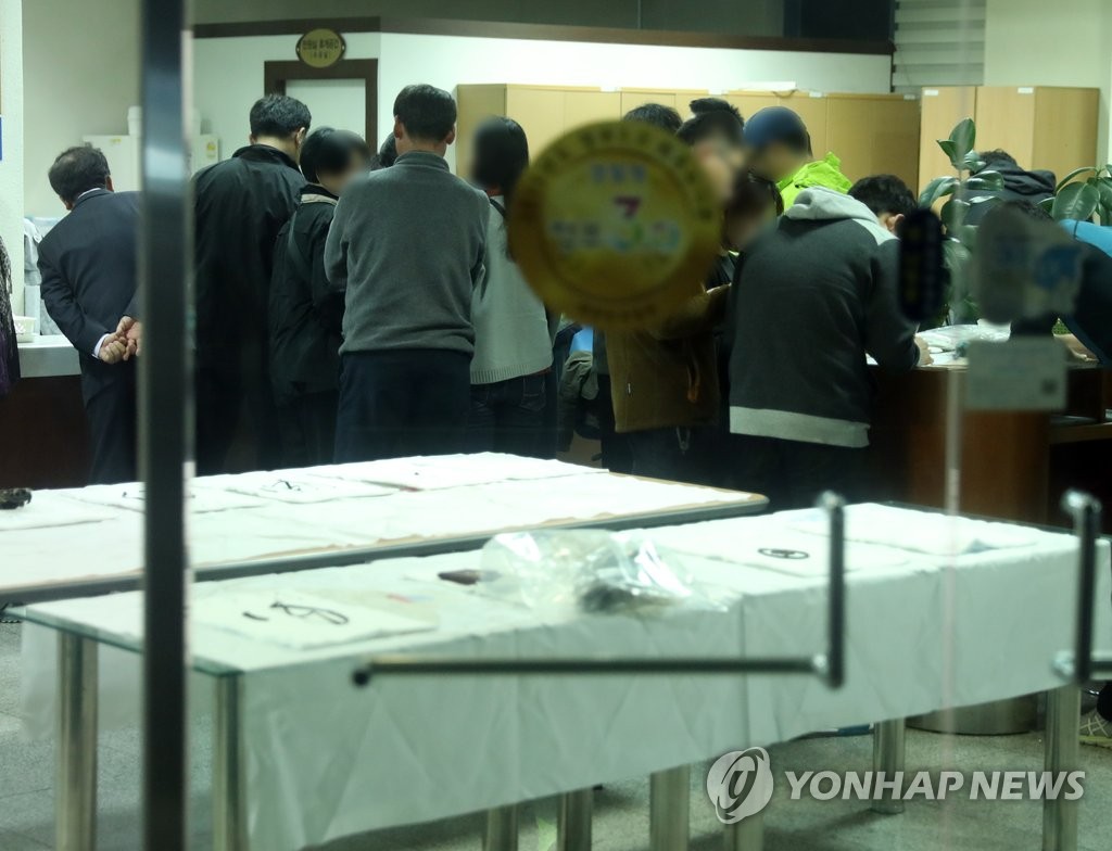 <관광버스 화재사고> DNA 채취 동의서 쓰는 유족들