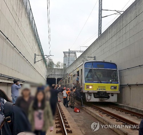 지하철 분당선에서 대피하는 승객