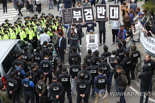 경찰과 대치중인 백남기 투쟁본부