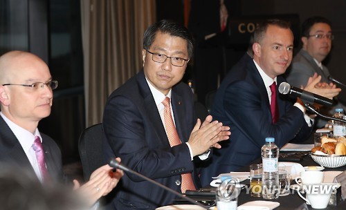박수 치는 진웅섭 원장