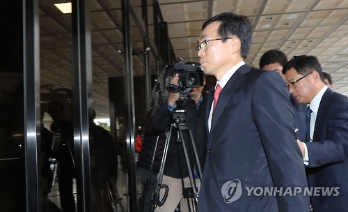 대기업 모금 주도...이승철 부회장 검찰 소환