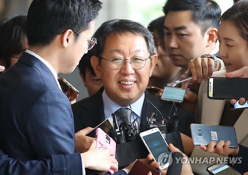 여유있는 표정으로 검찰 출석하는 이석수 감찰관