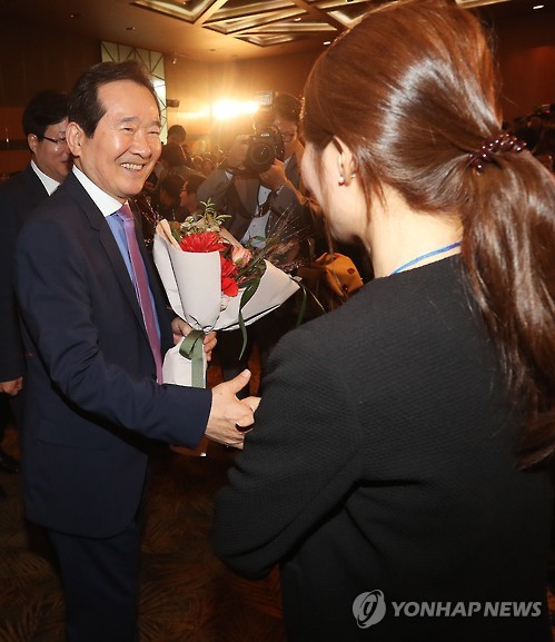 참석자들과 인사 나누는 정세균 국회의장