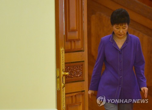 굳은 표정의 박 대통령