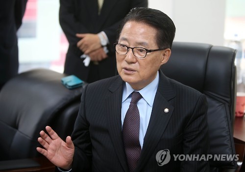 기자들과 이야기 나누는 박지원