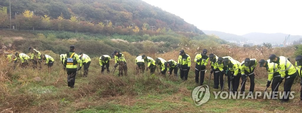 일렬로 늘어서 수색 중인 경찰