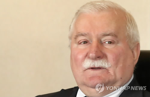 질문에 답하는 바웬사 전 폴란드 대통령
