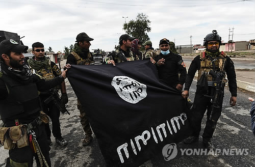 모술 코앞서 IS 깃발 빼앗은 이라크군
(모술 AFP=연합뉴스) 이라크군이 2일(현지시간) 수니파 극단주의 무장세력 이슬람국가(IS)의 최후 거점인 모술의 동단에서 불과 수백m밖에 떨어지지 않은 고그잘리 마을까지 진격한 후 노획한 IS 깃발을 펴들고 포즈를 취하고 있다. ymarshal@yna.co.kr