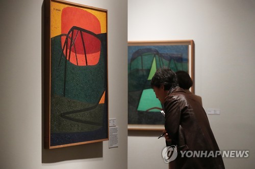 작품 보는 참석자들