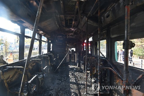 불에 탄 버스 내부
