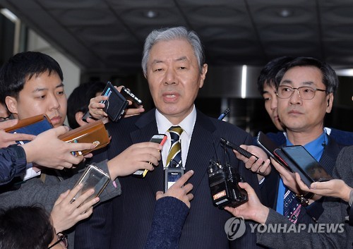 기자들 질문에 답하는 이경재 변호사