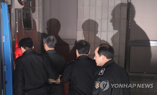호송차에서 내리는 정호성
