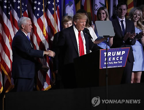 러닝메이트 손잡고 대통령 수락 연설하는 트럼프