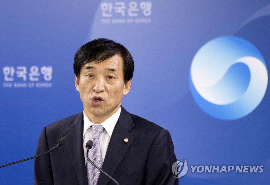 기자회견하는 이주열 총재