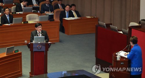 답변하는 복지부 장관