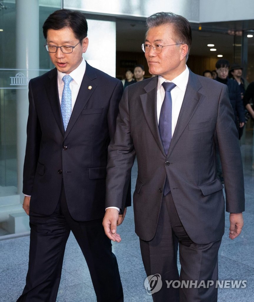 더불어민주당 문재인 전 대표(오른쪽)과 김경수 의원 [연합뉴스 자료사진]