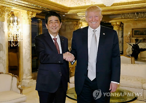 아베, 외국 지도자로 트럼프와 첫 회동 (뉴욕 AFP=연합뉴스)