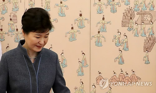 기념촬영 기다리는 박 대통령